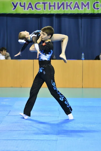 Orenburg, russland, 26-27 mai 2017 jahr: jugendliche messen sich in sportakrobatik — Stockfoto