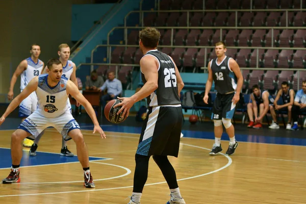 Оренбург, Россия - 13-16 июня 2019 года: Мужчины играют в баскетбол — стоковое фото