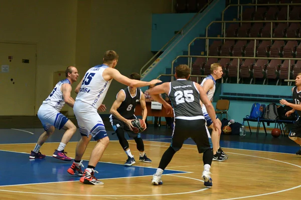 Orenburg, Russia - 13-16 June 2019 year: Men play basketball — Stock Photo, Image