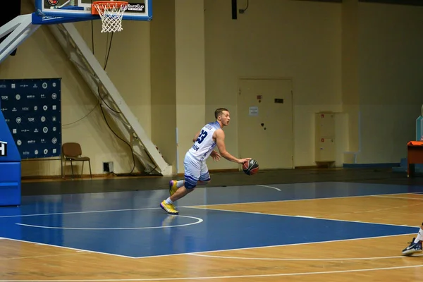 Orenburg, Rusia - 13-16 junio 2019 año: Hombres juegan baloncesto —  Fotos de Stock