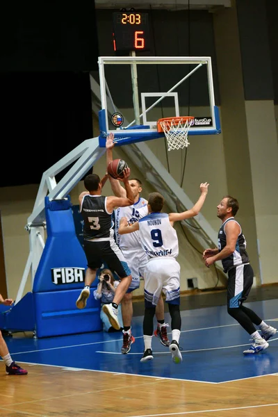 Orenburg, Rusia - 13-16 junio 2019 año: Hombres juegan baloncesto —  Fotos de Stock