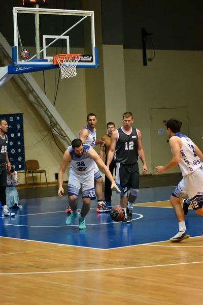 Orenburg, Rusko-13-16 Červen 2019 rok: muži hrají basketbal — Stock fotografie