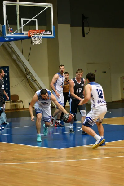 Оренбург, Россия - 13-16 июня 2019 года: Мужчины играют в баскетбол — стоковое фото