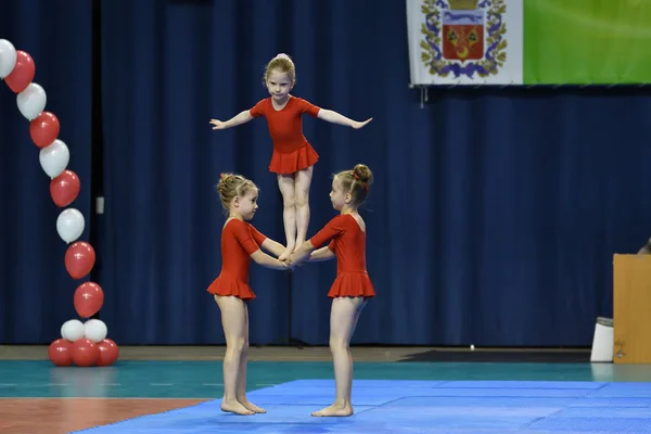 Orenburg, Rusia, 26-27 mayo 2017 años: chica compite en acrobacias deportivas —  Fotos de Stock