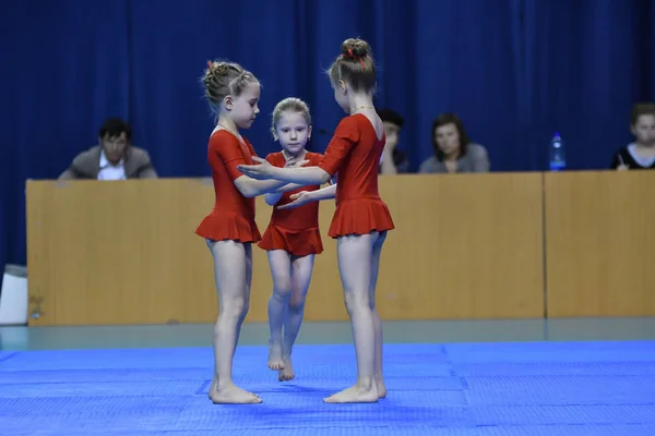 Orenburg, Russia, 26-27 maggio 2017 anni: le ragazze competono in acrobazie sportive — Foto Stock