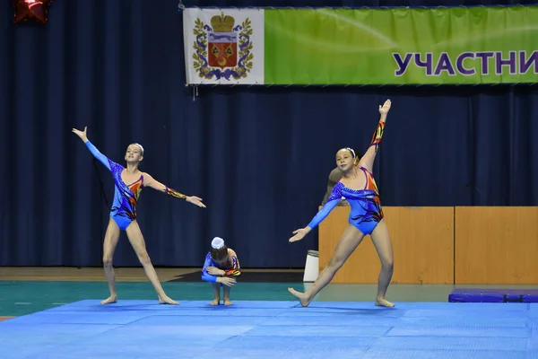 オレンブルク、ロシア、26-27年5月2017年:女の子はスポーツアクロバットで競う — ストック写真