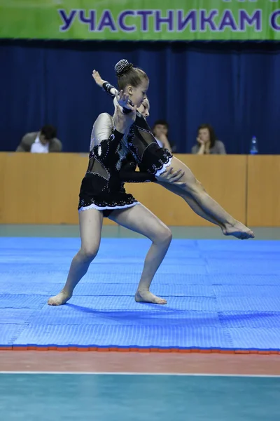 Orenburg, Oroszország, 26-27 május 2017 éves korig: lány versenyezni Sportakrobatika — Stock Fotó