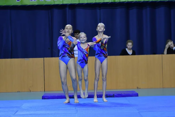 Orenburg, Rusia, 26-27 mayo 2017 años: chica compite en acrobacias deportivas — Foto de Stock