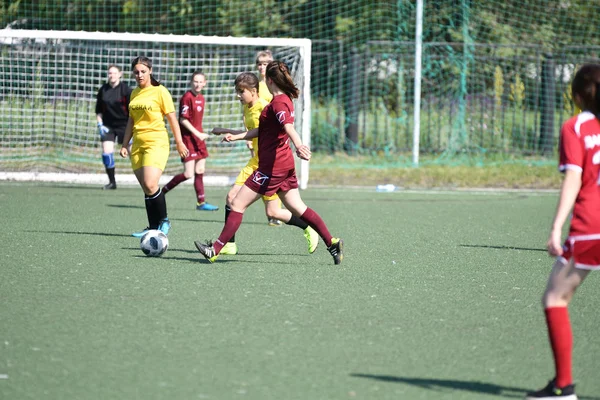 Orenburg, Rusia - 12 de junio de 2019 año: Las niñas juegan fútbol — Foto de Stock