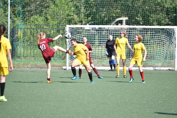 Orenburg, Rosja-12 czerwca 2019 rok: dziewczyny grają w piłkę nożną — Zdjęcie stockowe