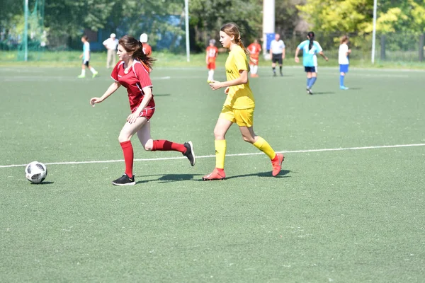 Orenburg, Rosja-12 czerwca 2019 rok: dziewczyny grają w piłkę nożną — Zdjęcie stockowe