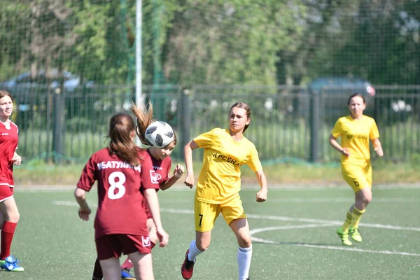 Orenburg, Rusia - 12 de junio de 2019 año: Las niñas juegan fútbol —  Fotos de Stock