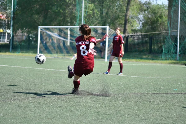 オレンブルク、ロシア - 12 6月 2019年:女の子はサッカーをします — ストック写真