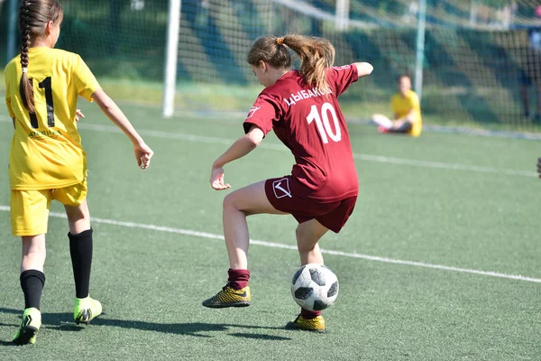 Orenburg, Rússia - 12 Junho 2019 ano: As meninas jogam futebol — Fotografia de Stock