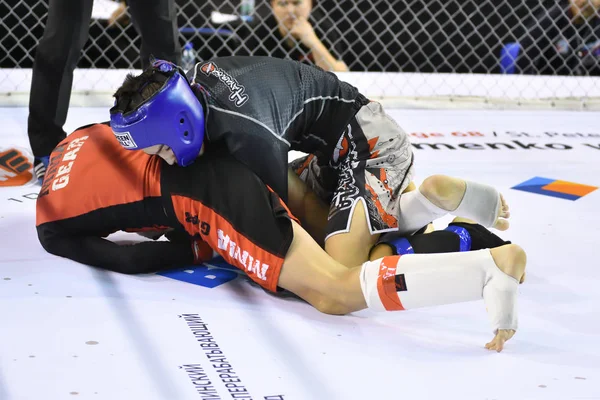 Orenburg, Rusia - 18 de febrero de 2017 año: Los combatientes compiten en artes marciales mixtas — Foto de Stock