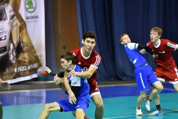 Orenburg, Rusia - 11-13 Febrero 2018 año: niños juegan en balonmano — Foto de Stock