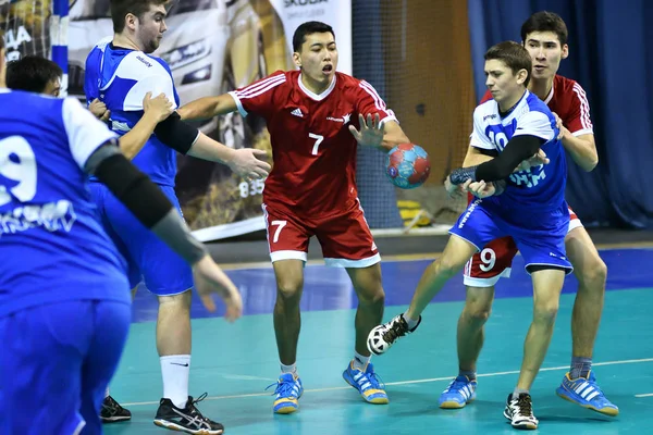 Orenburg, Russie - 11-13 février 2018 année : les garçons jouent au handball — Photo