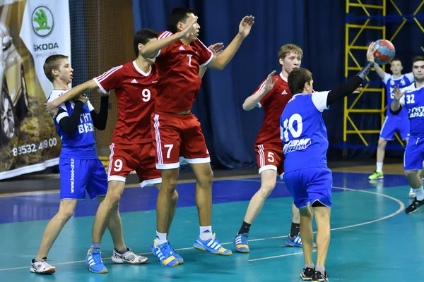 Orenburg, Rusia - 11-13 Februari 2018: Anak laki-laki bermain bola tangan — Stok Foto