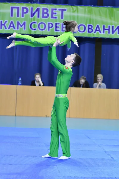 Orenburg, Rússia, 26-27 Maio 2017 ano: Juniors competir em acrobacias esportivas — Fotografia de Stock