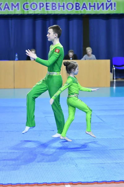 Orenburg, Rússia, 26-27 Maio 2017 ano: Juniors competir em acrobacias esportivas — Fotografia de Stock