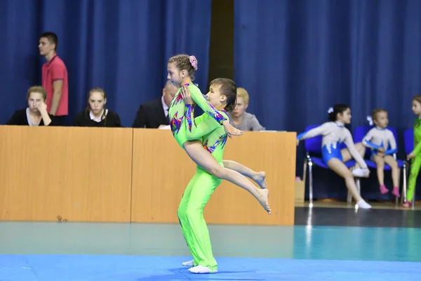 Orenburg, Russia, 26-27 maggio 2017 anno: Juniors competere in acrobazie sportive — Foto Stock