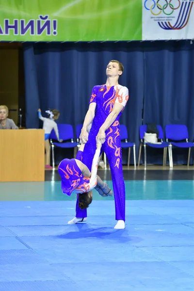 Orenburg, Rusia, 26-27 Mei 2017: Juniors berkompetisi dalam akrobat olahraga — Stok Foto