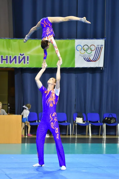 Orenburg, Rússia, 26-27 Maio 2017 ano: Juniors competir em acrobacias esportivas — Fotografia de Stock