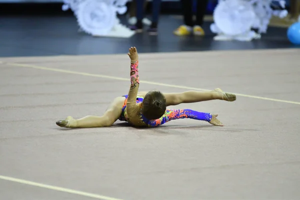 Orenburg, Russia - 25 novembre 2017 anno: le ragazze gareggiano nella ginnastica ritmica — Foto Stock