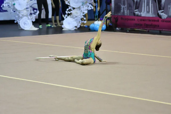 Orenburg, Rússia - 25 de novembro de 2017 ano: meninas competem na ginástica rítmica — Fotografia de Stock