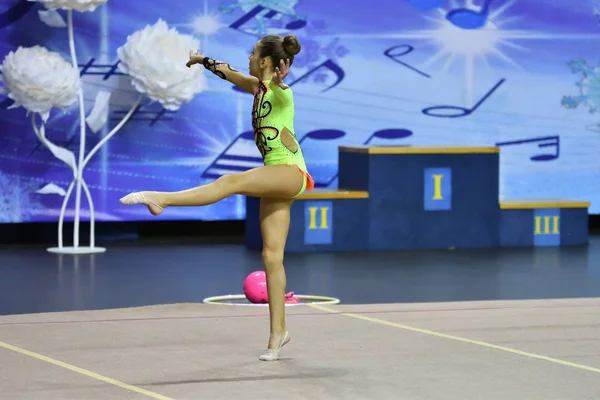 Orenburg, Russia - 25 novembre 2017 anno: le ragazze gareggiano nella ginnastica ritmica — Foto Stock