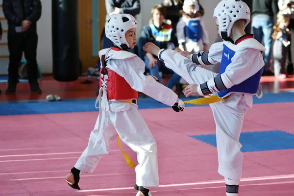 Orenburg, Russia - January 27, 2018 years: the kids compete in Taekwondo — Stock Photo, Image