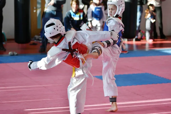 Orenburg, Rússia - 27 de janeiro de 2018: as crianças competem em Taekwondo — Fotografia de Stock