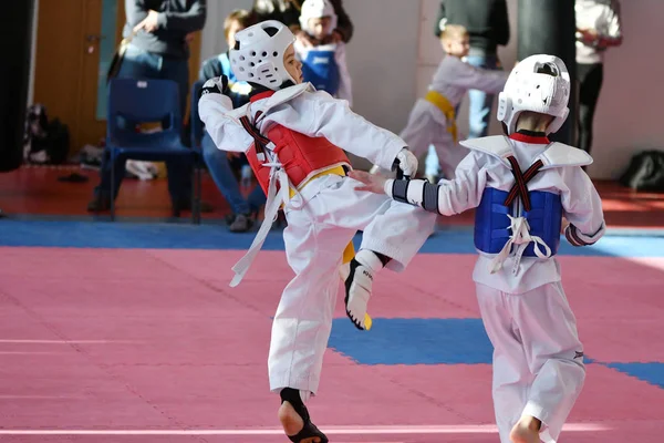 Orenburg, Rosja - lat 27 stycznia 2018: dzieci konkurować w Taekwondo — Zdjęcie stockowe