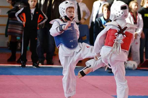 Orenburg, Rosja - lat 27 stycznia 2018: dzieci konkurować w Taekwondo — Zdjęcie stockowe