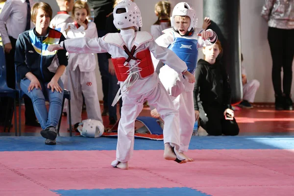 Orenburg, Russia - 27 gennaio 2018 anni: i bambini gareggiano a Taekwondo — Foto Stock