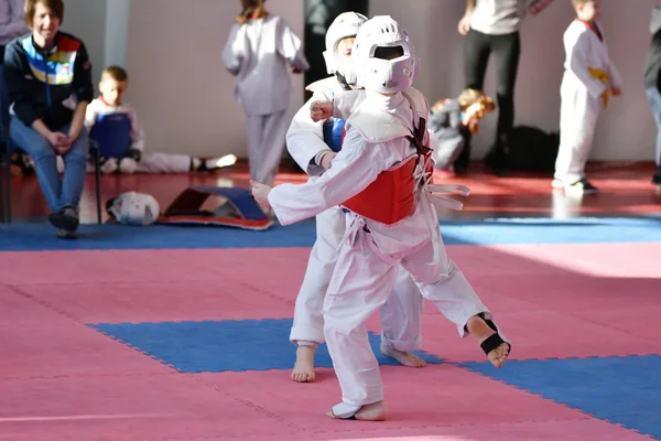 Orenburg, Rusko - 27. ledna 2018 let: děti soutěžit v Taekwondo — Stock fotografie