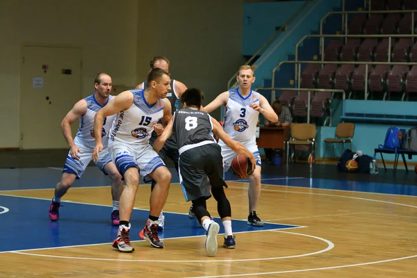 Orenburg, Russia - 13-16 June 2019 year: Men play basketball — Stock Photo, Image