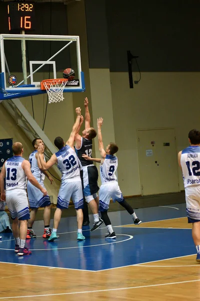 Orenburg, Russland - 13.-16. juni 2019: Menn spiller basketball – stockfoto