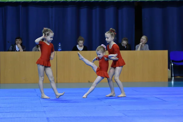 Orenburg, Rusya, 26-27 Mayıs 2017 yıl yıl: kız spor akrobasi rekabet — Stok fotoğraf