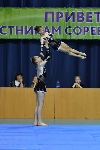 Orenburg, Rusia, 26-27 mayo 2017 años: chica compite en acrobacias deportivas —  Fotos de Stock