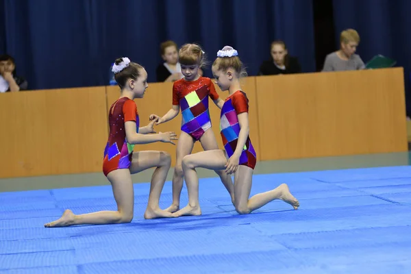 Orenburg, Russia, 26-27 maggio 2017 anni: le ragazze competono in acrobazie sportive — Foto Stock