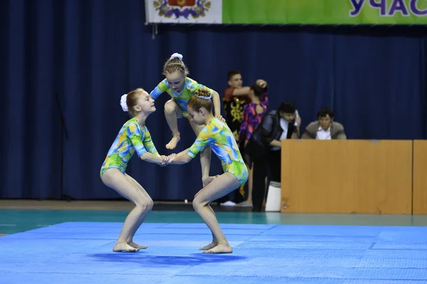 Orenburg, Rússia, 26-27 Maio 2017 ano anos: menina competir em acrobacias esportivas — Fotografia de Stock