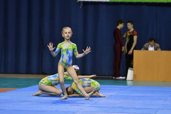 Orenburg, Rusia, 26-27 mayo 2017 años: chica compite en acrobacias deportivas —  Fotos de Stock