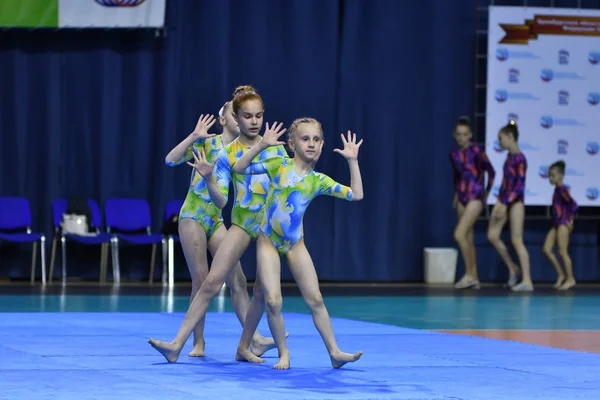 Orenburg, Oroszország, 26-27 május 2017 éves korig: lány versenyezni Sportakrobatika — Stock Fotó