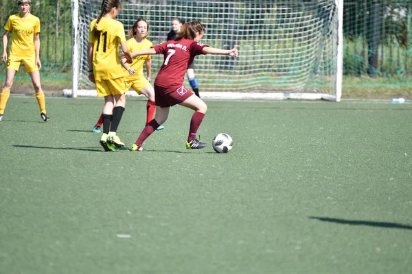 Orenburg, Rusia - 12 de junio de 2019 año: Las niñas juegan fútbol —  Fotos de Stock