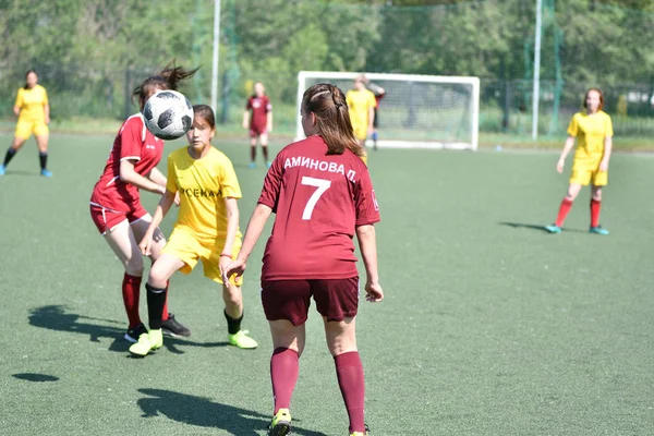 Оренбург, Россия - 12 июня 2019 года: Девушки играют в футбол — стоковое фото