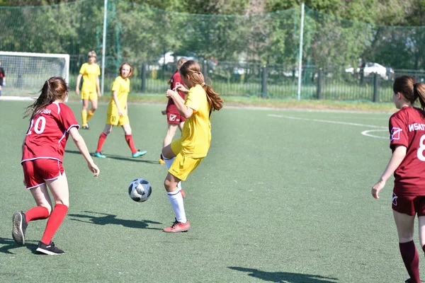 Orenburg, Rosja-12 czerwca 2019 rok: dziewczyny grają w piłkę nożną — Zdjęcie stockowe