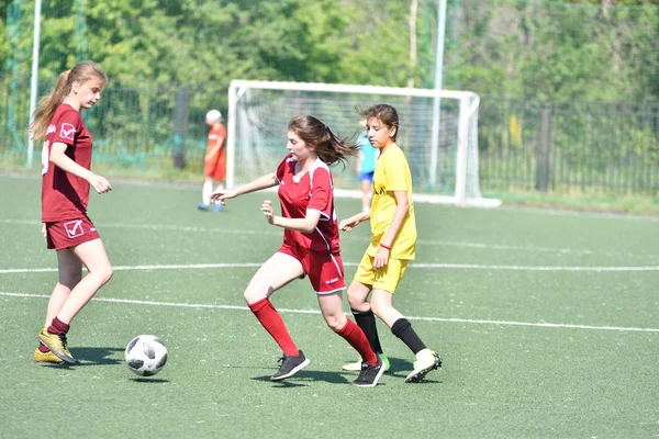 Orenburg, Rosja-12 czerwca 2019 rok: dziewczyny grają w piłkę nożną — Zdjęcie stockowe