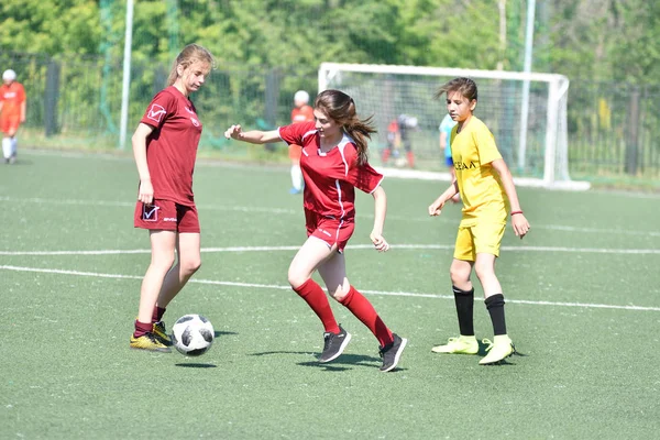 Orenburg, Russie - 12 juin 2019 année : Les filles jouent au football — Photo