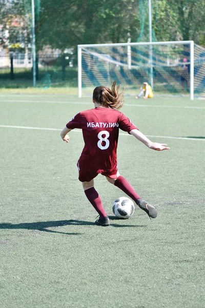 Orenburg, Ryssland-12 juni 2019 år: flickor spelar fotboll — Stockfoto